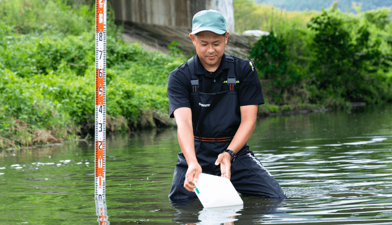 生活環境の水質分析の様子